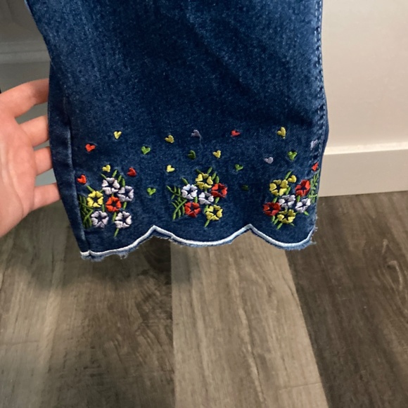 Cute overalls with embroidered bottoms - Picture 3 of 4